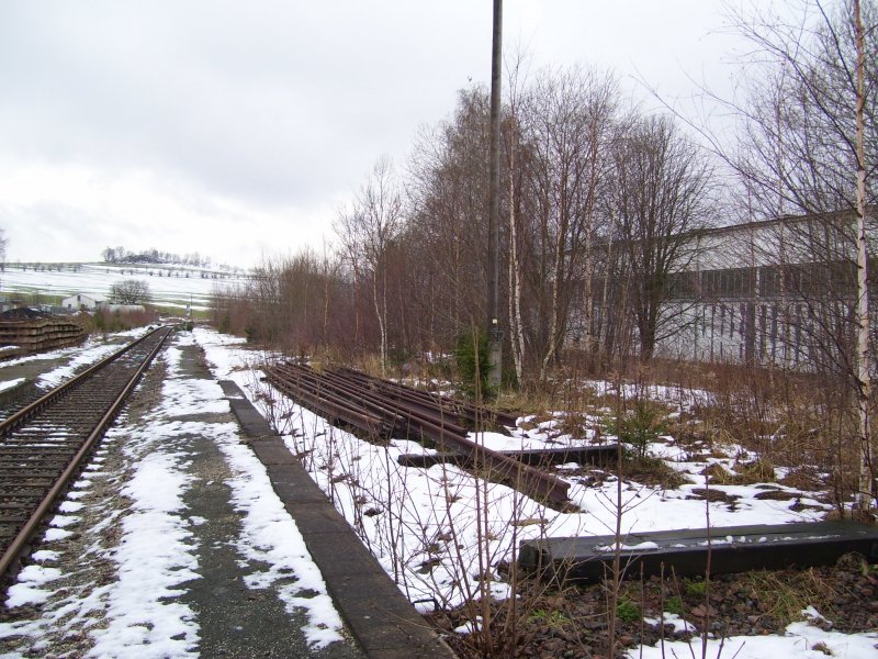 Die Reste der Gleisanlagen des Bahnhofs Scheibenberg am 06.12.08. Ganz rechts lagen die beiden Gleise der Obererzgebirgischen Aussichtsbahn nach Zwnitz.