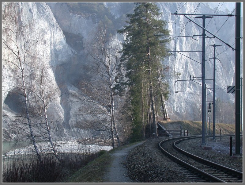 Die Rhtische Bahn und der Vorderrhein teilen sich den Grund der Schlucht zwischen Reichenau-Tamins und Castrisch, hier bei Versam-Safien. (18.03.2007)