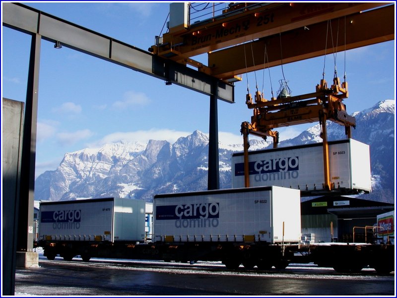 Die RhB bentigt pro Container einen Tiefgangwagen, die SBB einen Flachwagen pro zwei Container. Gterumschlagsanlage Landquart vor verschneiter Gebirgskulisse. (29.01.2007)