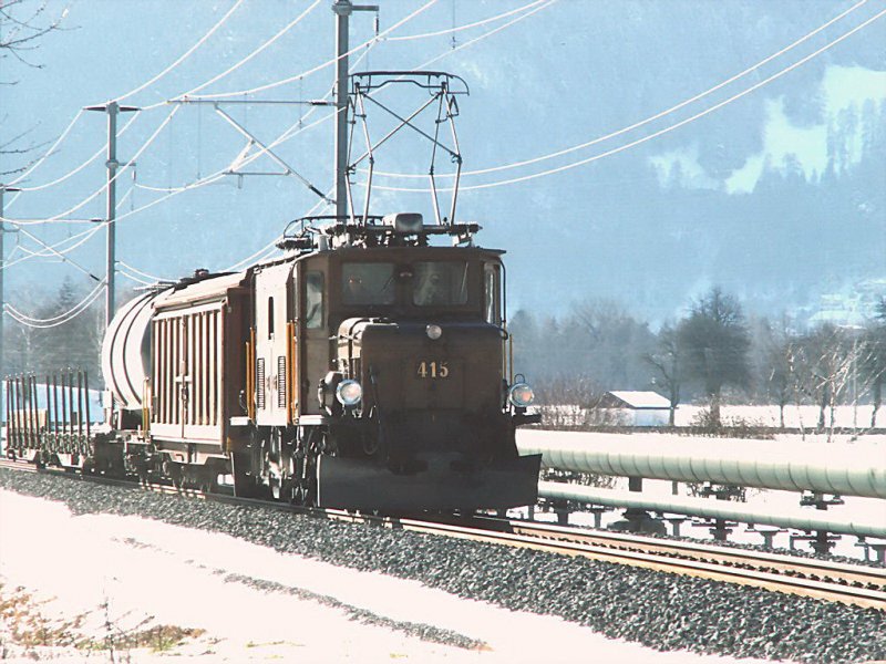 Die RhB  Krokodile  mssen zwischendurch auch einmal bewegt werden.Kurzgterzug mit Ge 6/6 I Nr.415 am 30.01.07 im leichten Gegenlicht bei Igis.