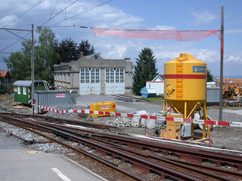 Die RHB plant einen Depotneubau in Heiden, wo gleichzeitig die  Fahrzeuge der RHB und die unzhligen Postbusse der Schweizer Reisepost des Standortes Heiden unterhalten werden sollen.
Als Vorarbeiten wurden smtliche Zufahrtsgleise und Fahrleitungen zum alten Depot abgebaut und mit den Fundamenten fr den Neubau begonnen. Heiden 02.08.2006
