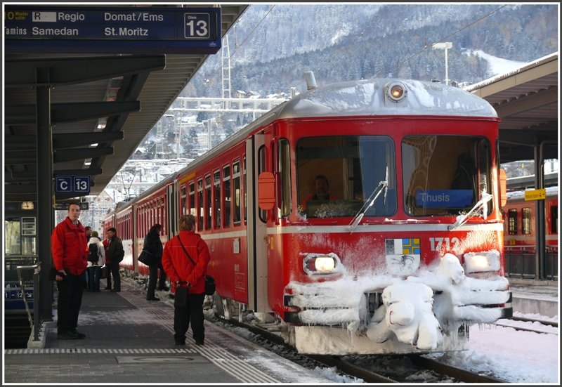 Die RhB wurde bs erwischt vom Wintereinbruch. Diverse Strecken sind momentan unterbrochen wegen umgestrzter Bume. So fuhr vor einer Stunde um 8.58Uhr der RE nach St.Moritz nur als Regio bis Thusis mit Busanschluss nach Tiefencastel. Ins Oberland ab Reichenau-Tamins ist auch die Strasse gesperrt, sodass die Surselva zur Zeit nicht erreichbar ist. Steuerwagen 1712 gekennzeichnet vom harten Wintereinsatz wartet in Chur auf die Abfahrtszeit. (23.11.2008)