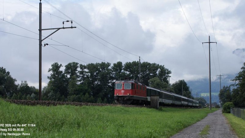 Die Rheintalexpress Zge - hier 3818 - verkehren dieses Wochenende nur von Buchs SG nach St.Gallen. Hier rauscht die rote Re 4/4 II 11153 in Haag SG an mir vorbei.
09.08.08 