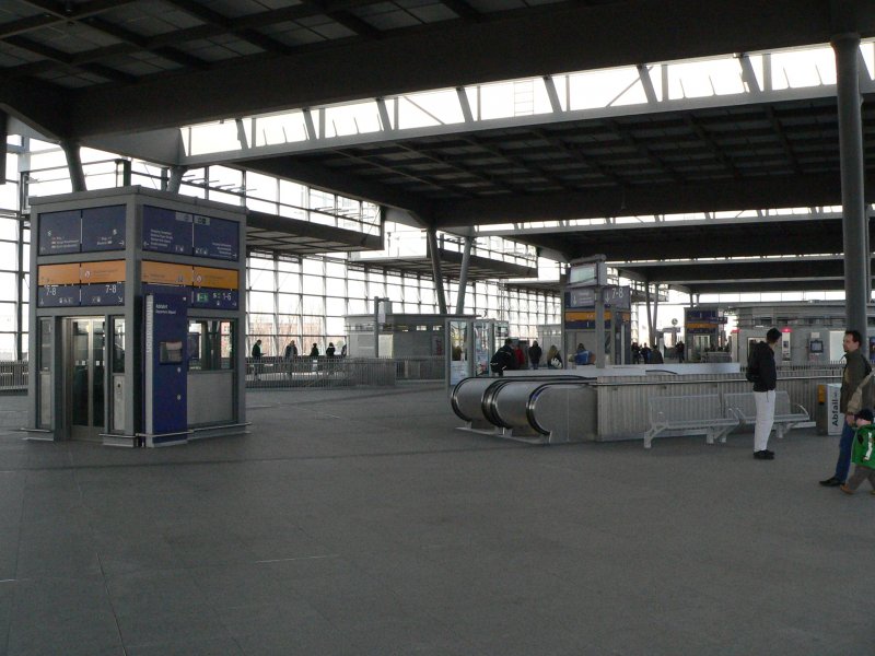Die Ringbahnhalle ist sehr breit ausgefallen. Das ist ganz angenehm. Hier bekommt man einen kleinen Snack und kann die Fernbahngleise und die Nord-Sd-Bahn erreichen. 17.2.2007