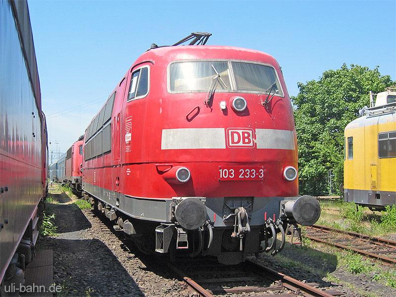 Die ROCO-rote 103 233-3 auf dem Auengelndes des DB-Museum Koblenz-Ltzel am 24.6.2006