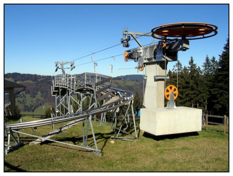 Die Rodel des Alpsee Coasters werden mit einem eigenen Lift befrdert.