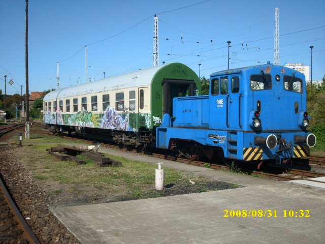 Die R�bel-M�ritz-Eisenbahn(RME) mit der Lok 1 und einen Reisezugwagen in DR-Farben abgestellt am 31.08.2008 in der Einsatzstelle Berlin Lichtenberg.
