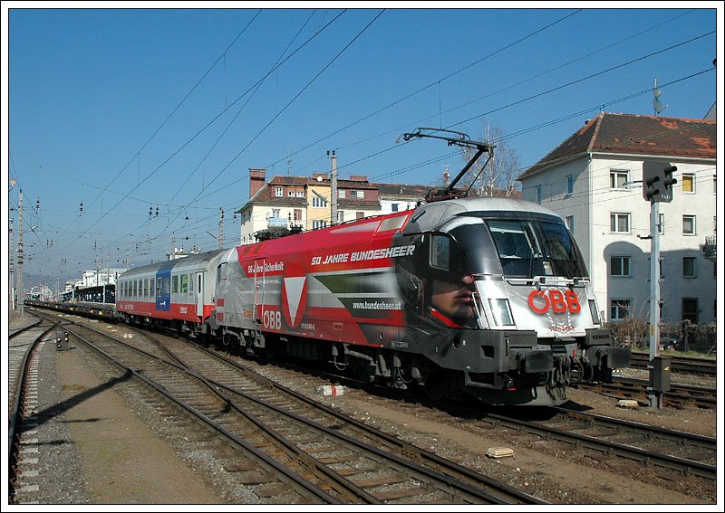Die RoLa 41401 von Wels nach Spielfeld-Stra wurde heute am 21.2.2007 vom Bundesheertaurus 1116 246 bespannt. Die Aufnahem entstand bei der Ausfahrt aus dem Grazer Hauptbahnhof, aufgenommen mit 18mm Brennweite.