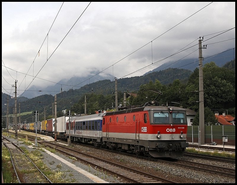 Die RoLa-Verbindung zwischen Wrgl und Brennersee bzw. Trento sind eine Erfolgsgeschichte der kombi. Im Bild ist 1044 046 mit einer RoLa auf dem Weg nach Wrgl.