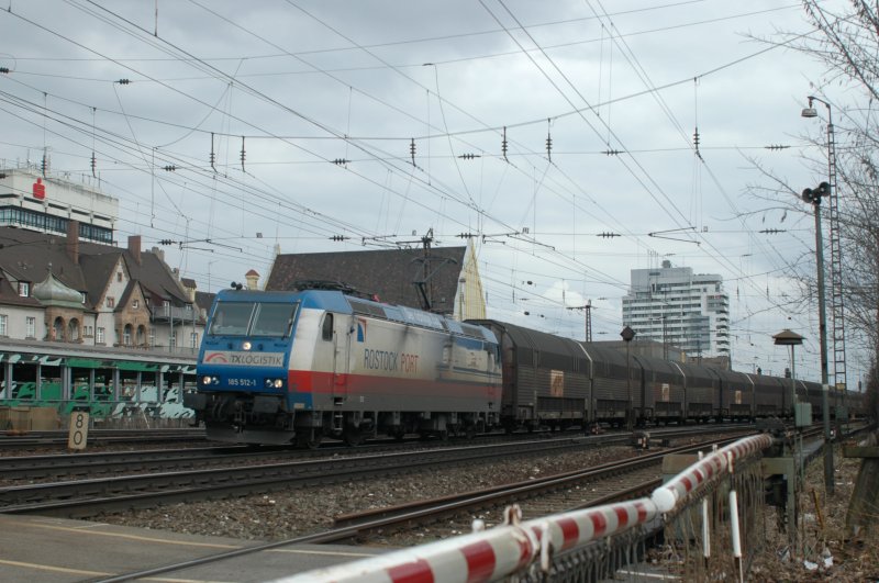 Die Rostock Port 185 513 mit einem BMW Zug bei Frth.