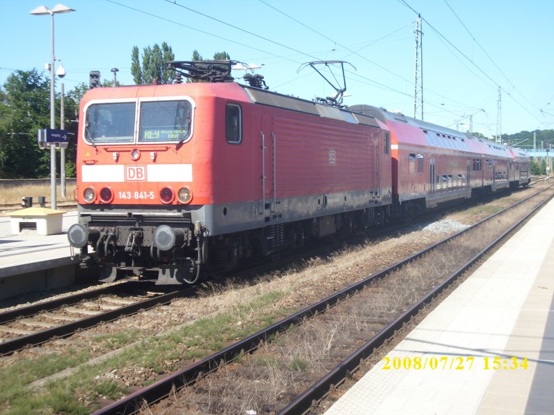 Die Rostocker 143 841 am 27.07.2008 mit dem RE 33216 Sassnitz-Rostock  und 9min Versptung beim Zwischenhalt in Bergen/Rgen.