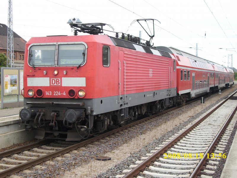 Die Rostocker S-Bahn S2 nach Warnemnde mit der Rostocker 143 224 am 18.08.2008 in Gstrow.