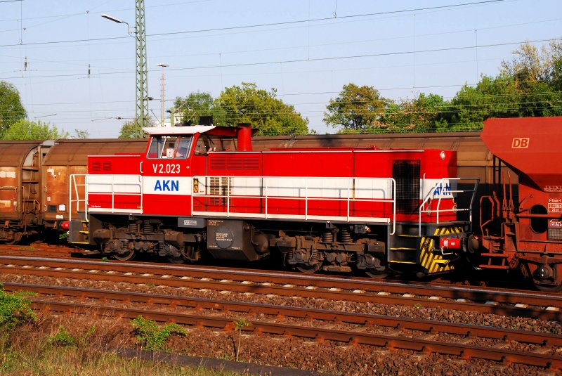 Die Rot-Weie MaK DE 1002 der Gesellschaft AKN als V2.023 stellte am 21.04.2009 im HBf Gtersloh einen Zug Schotterwagen zur Weiterfahrt bereit. 
