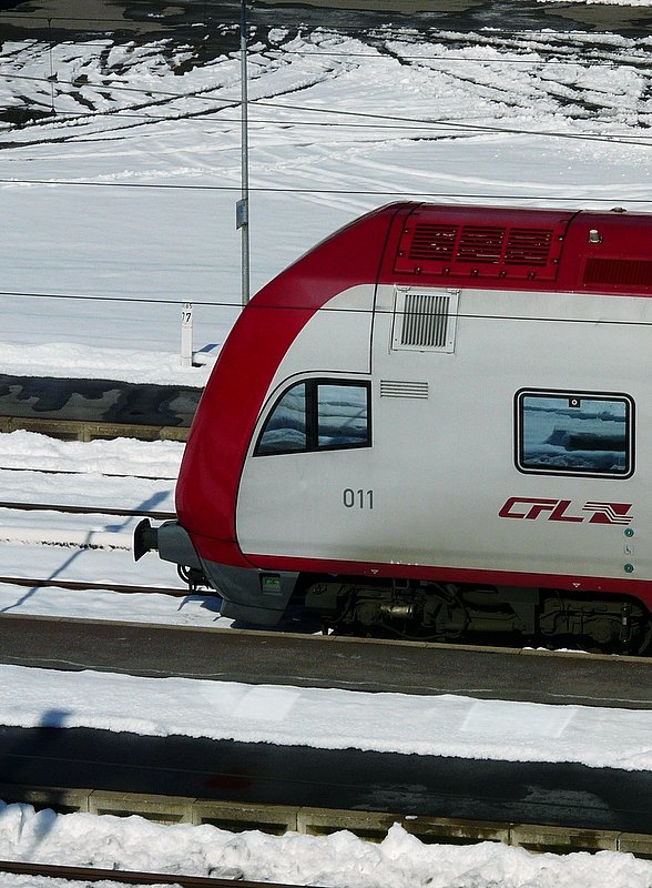 Die rote Farbe des Steuerwagens 011 ergibt einen schnen Kontrast zum Schnee in Troisvierges am 23.03.08.