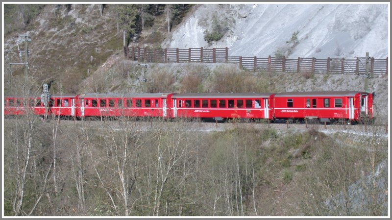 Die rote Farbe der RhB bildet einen guten Kontrast zur felsigen Umgebung bei Valendas-Sagogn. (17.04.2007)