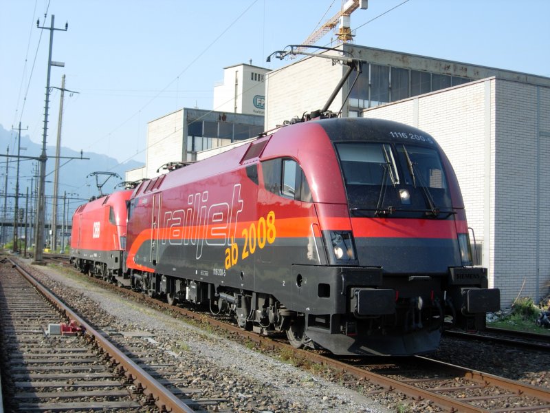 Die rote Railjet Werbelokomotive Baureihe 1116 der BB  steht im Bahnhof Buchs/SG am 28.04.07