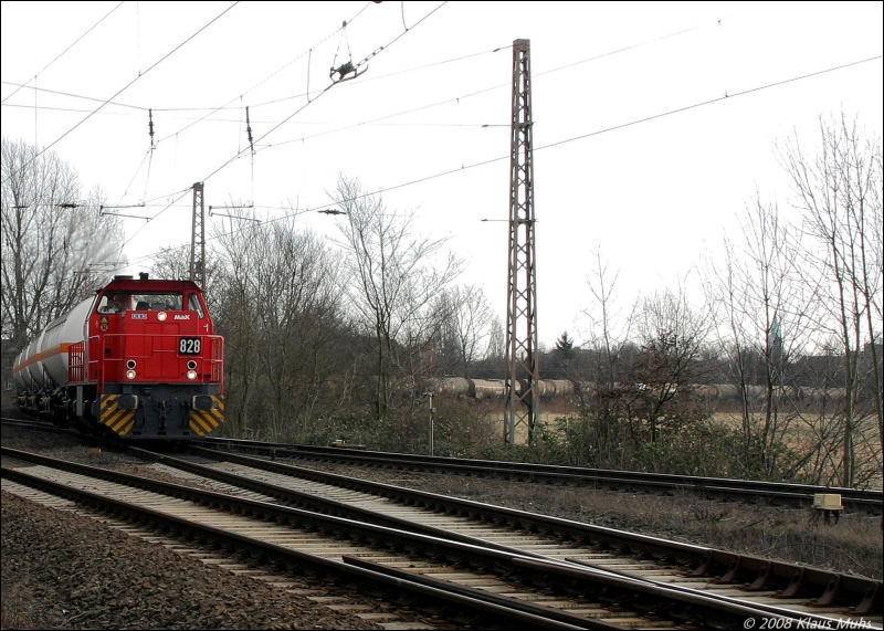 Die rote RBH828 in Wanne-Unser-Fritz mit einem langen Kesselwagenzug.  10.01.2008
