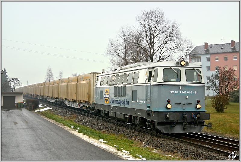 Die RTS 2143 010 (vermietet an CFI Calea Ferata Ingusta Rumnien) fahren mit einem Hackschnitzelleerzug von Pls nach Fensch-St.Lorenzen.
Zeltweg 11.12.2008