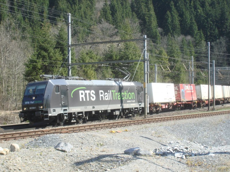 Die RTS BR 185 569-1 hat soeben den alten Ltschbertunnel verlassen. Aufgenommen bei Kandersteg am 14.4.2007