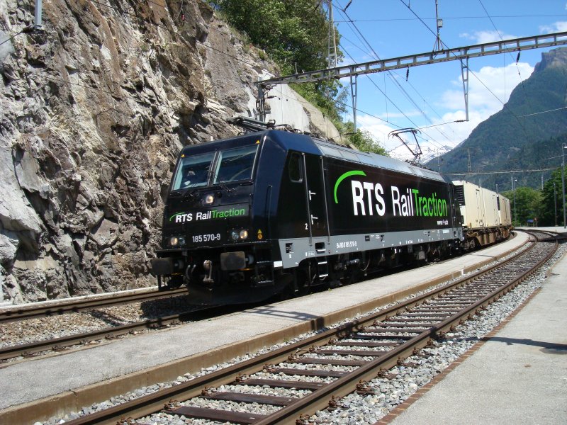 Die RTS BR 185 570-9 zieht einen Zug mit Khlcontainern die Ltschberg-Sdrampe hinauf. Lalden am 16.6.2007