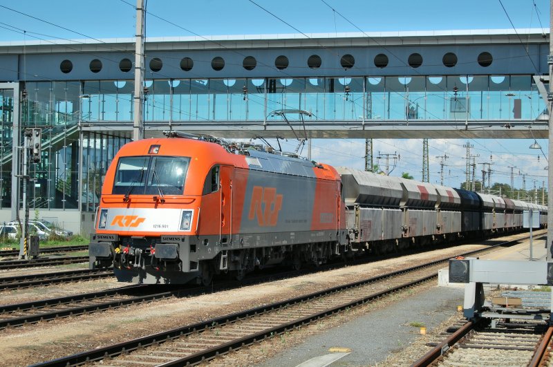 Die RTS-Lok 1216 901 war am 08.07.2007 in Wels zu sehen.
Leider hatte ich keine Zeit die Weiterfahrt des Zuges abzuwarten,
so bleibt nur die Aufnahme der stehenden Garnitur die etwas ungnstig unter dem bergang zum Warten verdonnert wurde.