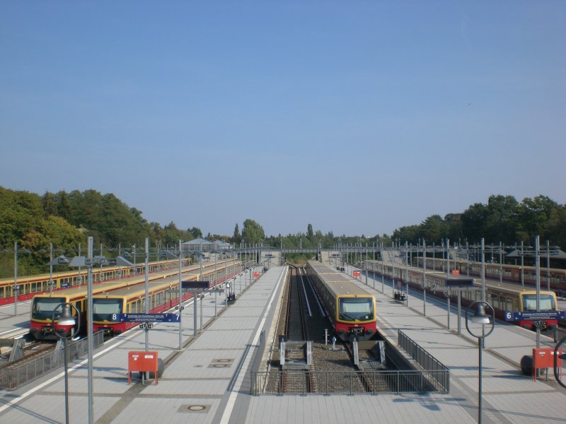 Die Ruhe vor dem Sturm. Der S-Bahnhof Olympiastadion vor dem Spiel gegen SC Freiburg. 