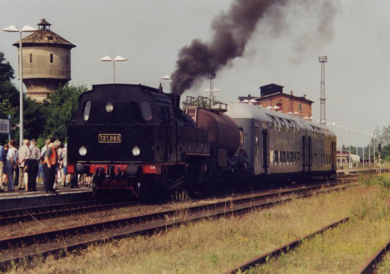 Die rumnische Lok 131.060 der KOE mit Doppelstockwagen (LBE) des VLV Lbeck im Bf Grevesmhlen als Sonderzug. (Mai 2003)