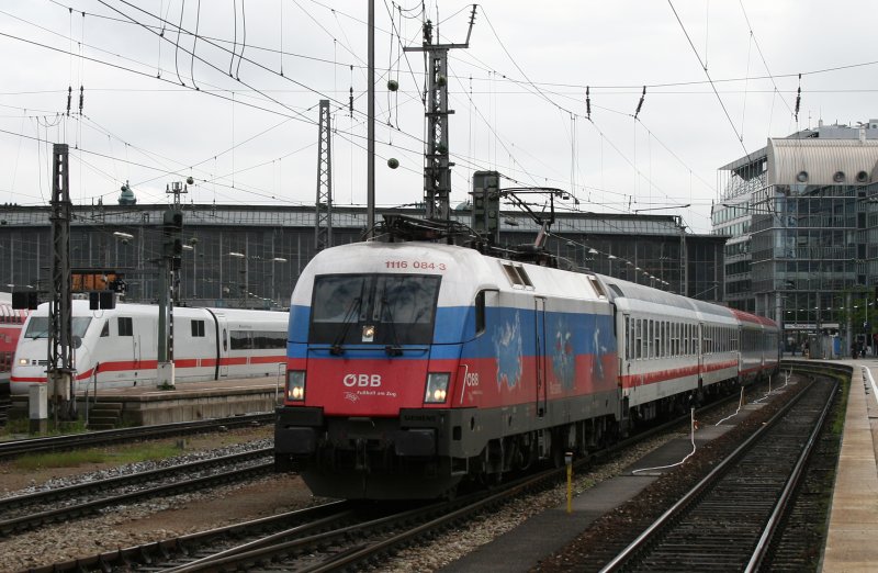 Die russische EM Lok 1116 084 verlsst mit IC 65 Mnchen. Aufgenommen am 16.05.2009 beim Bahnbilder Treffen in Mnchen.