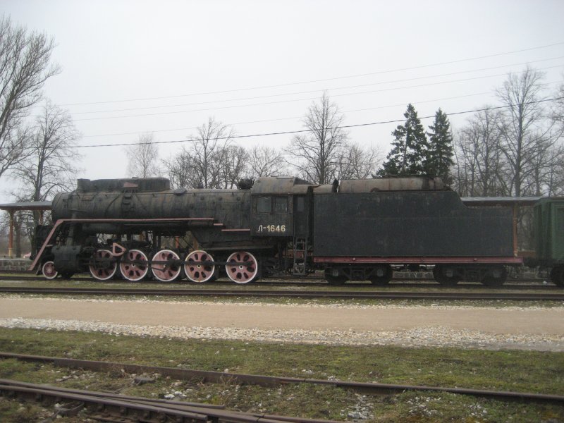 Die russische L 1646 aus dem Jahre 1951 tat ab 1967 ihren Dienst in Estland. Heute rostet sie im Eisenbahnmuseum Haapsalu unter freiem Himmel. 14.3.2008