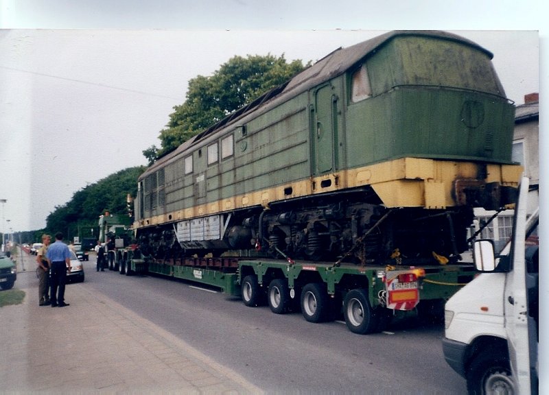 Die Russische TE109 003 wurde im August 1999 von der WAB erworben und nach Deutschland gebracht.Nach ihrer Ankunft im Fhrhafen Mukran
ging es auf einem Schwerlasttransporter ins Eisenbahnmuseum nach Prora zur Umspurung auf Normalspur und danach weiter Richtung Altenbeken.