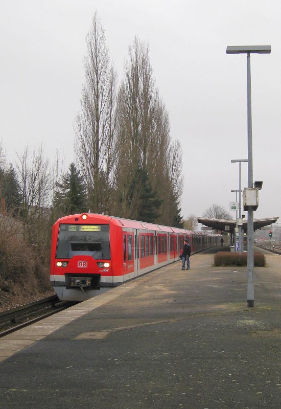 Die S 1 nach Hamburg Airport / Poppenbttel beim Zwischenhalt im ziemlich herunter gekommenen Bahnhof Hamburg-Alte Whr.
