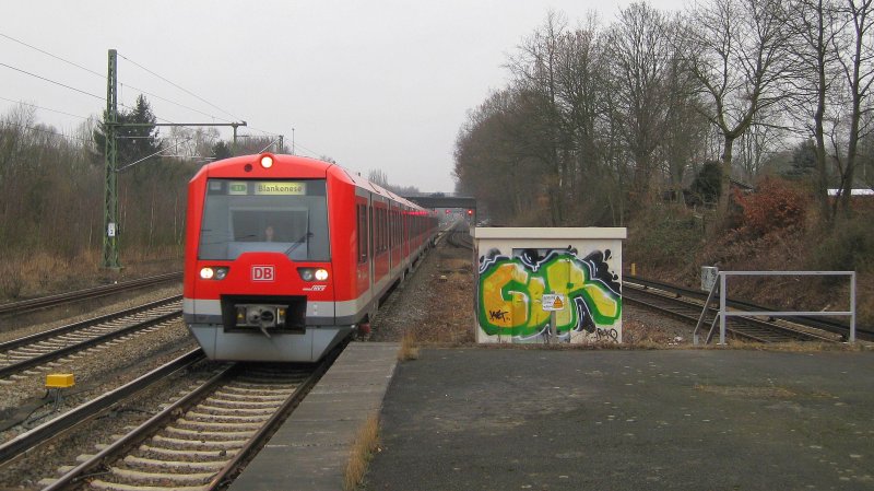 Die S 1 nach Hamburg-Blankenese bei der Einfahrt in Hamburg-Alte Whr am 21.02.09. Die Signale ganz hinten gehren zur S-Bahnstation Hamburg-Rbenkamp.