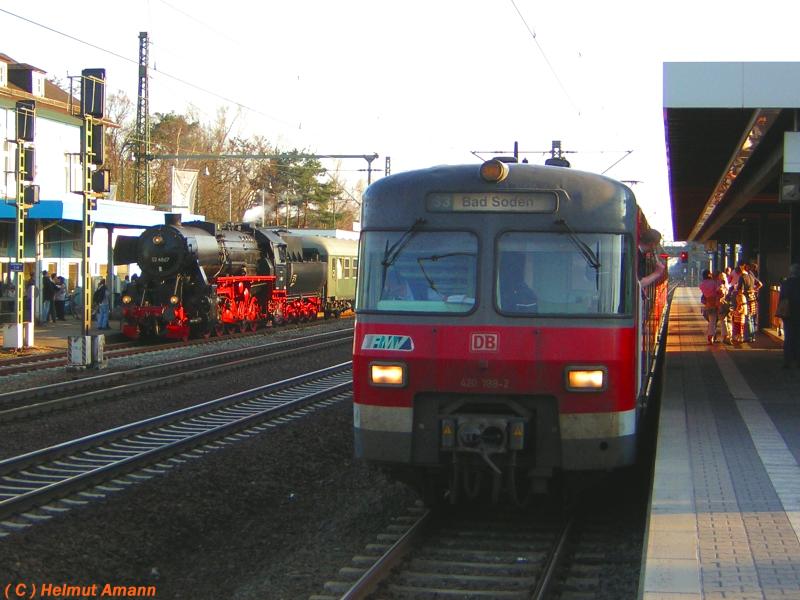 Die S 3 nach Bad Soden mit 420 788 fuhr am 03.04.2005 in den Bahnhof Neu-Isenburg ein, als der letzte Sonderzug mit 52 4867 anllich des 100jhrigen Bestehens der Dreieichbahn im Hintergrund auf die Ausfahrt wartete. 