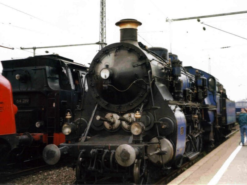 Die S 3/6 in der Knig Ludwig Lackierung am 05.05.2001 beim Modellbahntreff in Gppingen. (Eingescanntes Foto)   