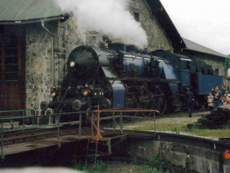 Die S 3/6 in der Knig Ludwig Lackierung am 16.06.2001 in Bayerischeisenstein. (Eingescanntes Foto)  