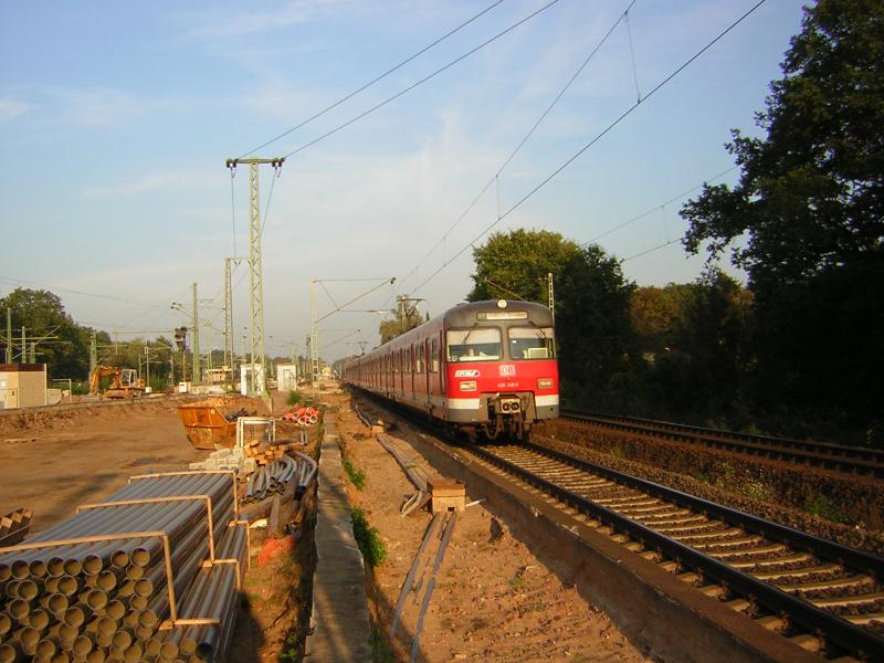 Die S 7 verlie� am 14.10.2005 mit 420 245 den Bahnhof Frankfurt
am Main-Sportfeld in Richtung Riedstadt-Goddelau. Links von dem
Zug soll diese Linie eines Tages auf eigener Trasse in den Bahnhof
eingef�delt werden, momentan teilt die S 7 sich noch das Gleis
mit dem Regional- und Fernverkehr.