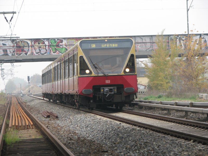 Die S 8 der Berliner S-Bahn Richtung Grnau im Bereich Grnauer Kreuz, oberhalb der Gleisanlagen die berfahrten der Fernbahn. Und wie man erkennen kann das Streckengleis im linken Bildrand endet vor der Teltowkanalbrcke.Hier soll bis 2013 gebaut werden.
