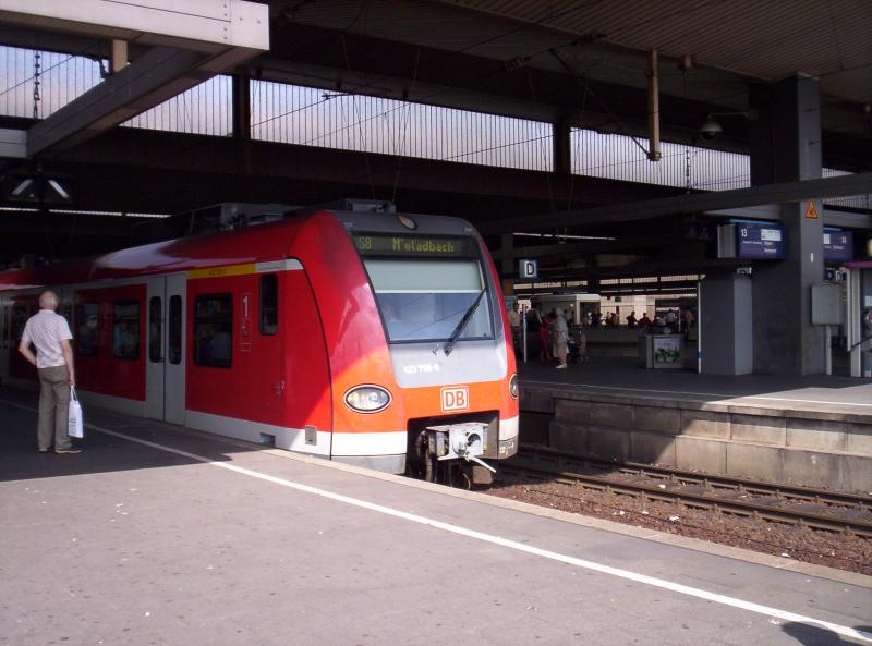 Die S 8 mit 423 in Doppeltraktion in Dsseldorf Hbf. Sie fhrt in krze weiter nach Mnchengladbach. 28.07.2005