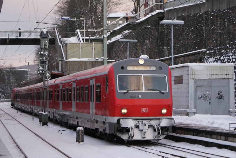 Die S 8 nach Mnchengladbach bei der Abfahrt in Wuppertal Hbf am 05.01.2009