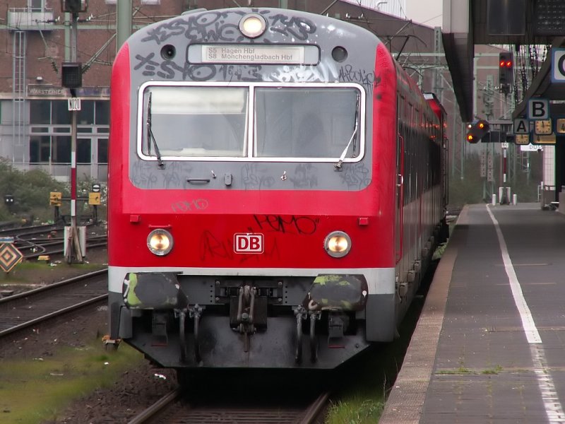 Die S-8 verl�sst D�sseldorf Hauptbahnhof in Richtung M�nchengladbach. Wegen einer  Enormversp�tung  f�hrt sie ausnahmsweise von Gleis 4 ab und h�lt erst wieder in Neuss. Das Foto stammt vom 29.03.2007