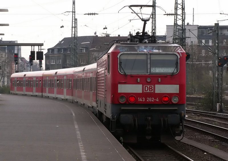 Die S-8 verl�sst D�sseldorf Hauptbahnhof in Richtung M�nchengladbach. Wegen einer  Enormversp�tung  f�hrt sie ausnahmsweise von Gleis 4 ab und h�lt erst wieder in Neuss. Das Foto stammt vom 29.03.2007