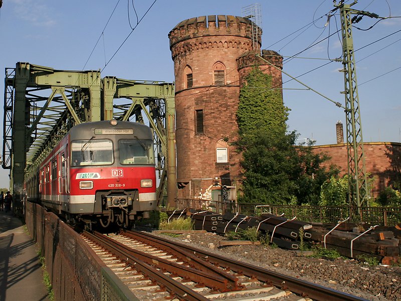 Die S-Bahn nach Wiesbaden hat soeben die ca. 430 Meter lange Gitterkastenbrcke ber den Rhein befahren. 
(Mainz, 30.08.2007)