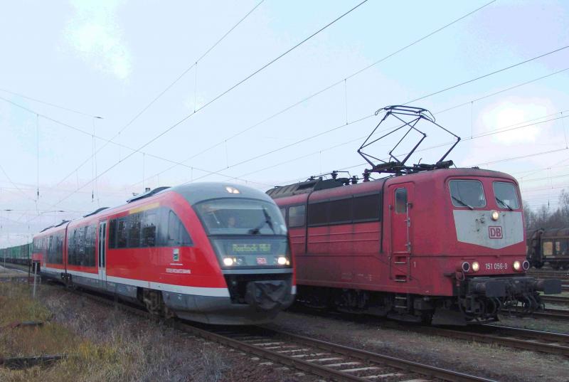 Die S-Bahn von Rostock-Seehafen Nord nach Rostock Hbf.bei der Ausfahrt am Haltepunkt Rostock-Hinrichsdorfer Str.Aufgenommen am 08.12.04