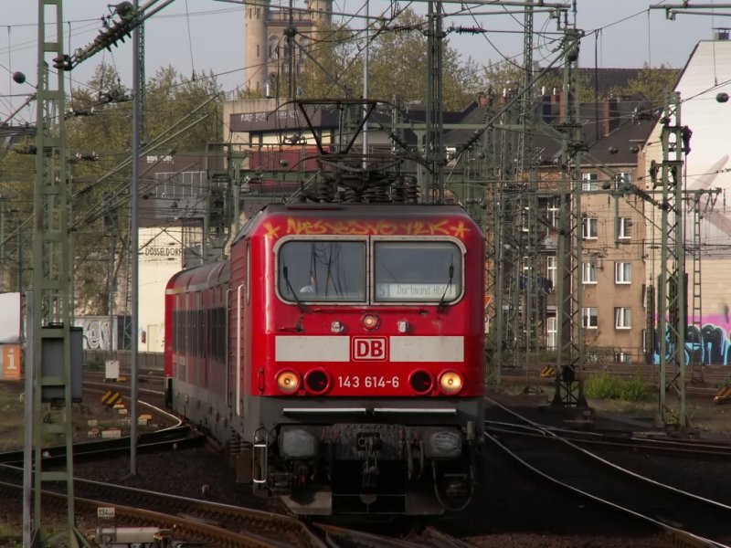 Die S-Bahn S1 wird im Dsseldorfer Hauptbahnhof bereitgestellt. Sie startet hier ihre Fahrt nach Dortmund. Das Foto stammt vom 18.04.2007