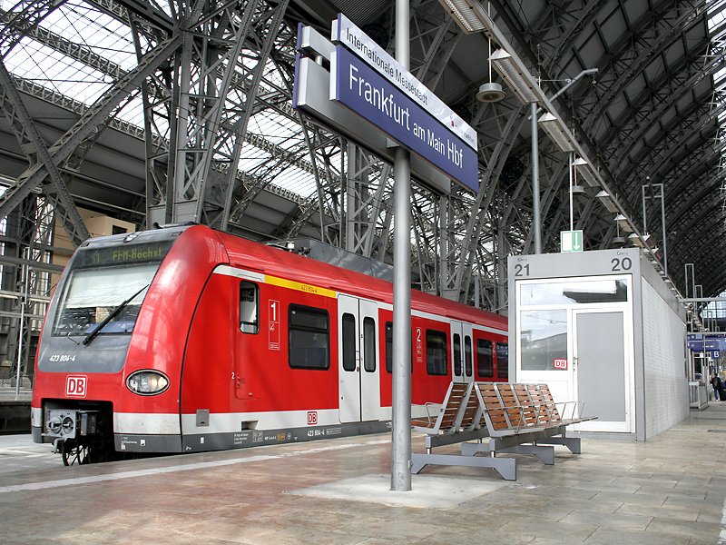 Die S1 nach Frankfurt/Main- Hchst mit dem ET 423 im Hauptbahnhof von Frankfurt am Main.
(29.08.2007)