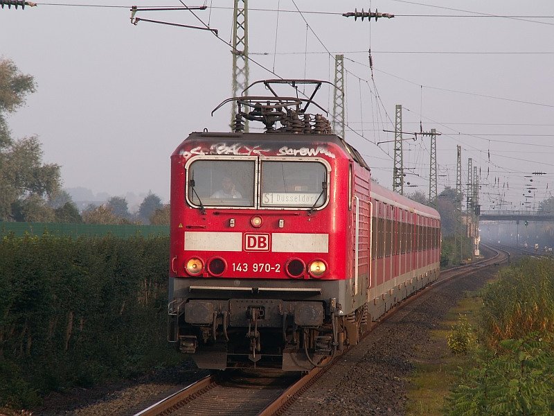 Die S1 in Richtung Dsseldorf fhrt in den Bahnhof Angermund ein. Das Foto stammt vom 08.10.2007