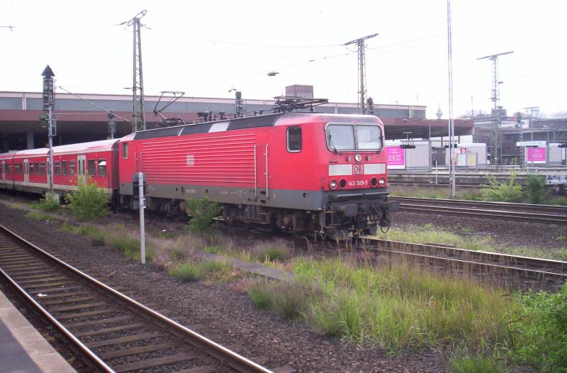 Die S1 verlsst Dssedlorf Hbf Richtung Dortmund ber Duisburg, Essen und Bochum. Sie wird von der 143 309-3 gezogen. 05.05.2005