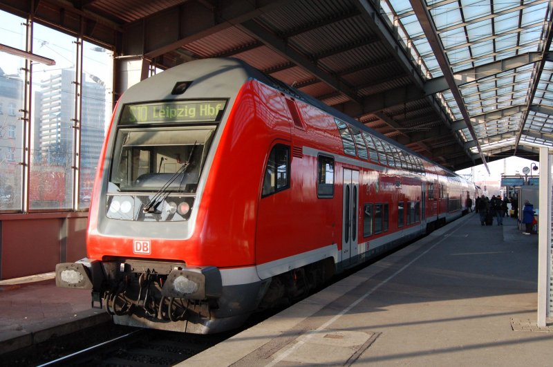 Die S10 von Leipzig Hbf nach Halle(S) Hbf ist in Halle(S) angekommen und steht nun wieder f�r die R�ckfahrt nach Leipzig Hbf bereit. Fotografiert am 28.12.08.