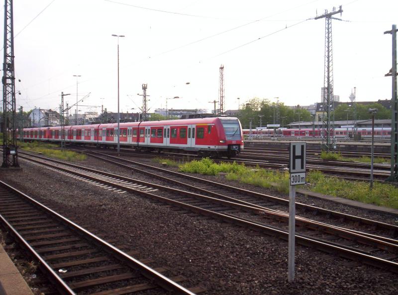 Die S11 bei der Einfahrt von Dsseldorf Hbf am 11.06.2005.