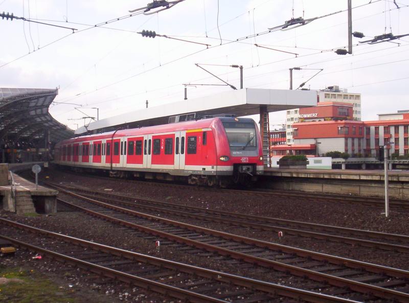 Die S11 beschleunigt aus Kln Hbf in Richtung Bergisch Gladbach befahren mit 423 Doppeltraktion am 10.04.2006